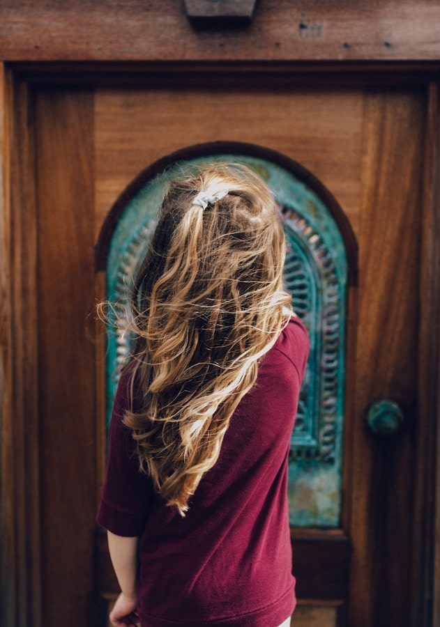 14 Oranges Girl in front of door